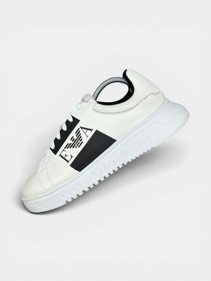 Emporio Armani Sneakers — buty sportowe męskie w bardzo dobrym stanie rozmiar 42, widok z góry na wewnętrzną stronę butów