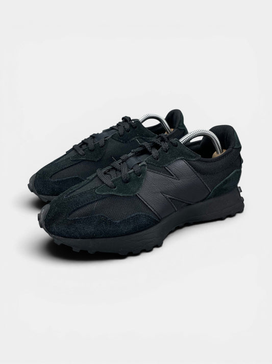New Balance 327 Triple Black — buty sportowe damskie w bardzo dobrym stanie rozmiar 39.5, widok z boku