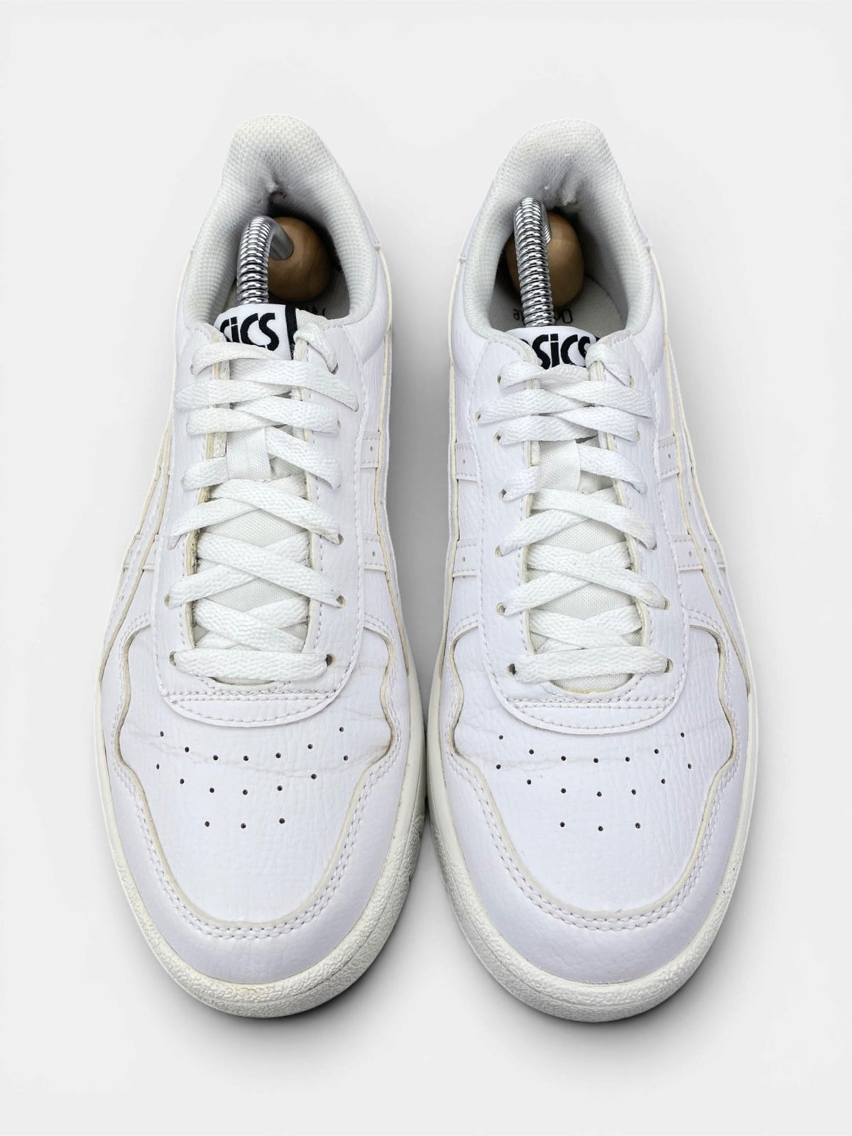 Asics Leather Sneakers — buty sportowe damskie w bardzo dobrym stanie rozmiar 39, widok z góry