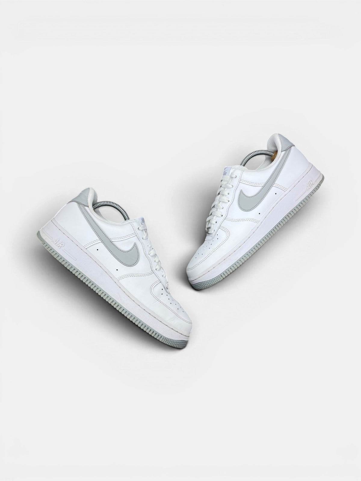 Nike Air Force 1 Low Light Smoke Grey — buty sportowe męskie w bardzo dobrym stanie rozmiar 42, widok z góry na zewnętrzną stronę butów