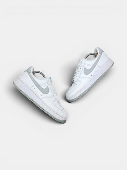 Nike Air Force 1 Low Light Smoke Grey — buty sportowe męskie w bardzo dobrym stanie rozmiar 42, widok z góry na zewnętrzną stronę butów