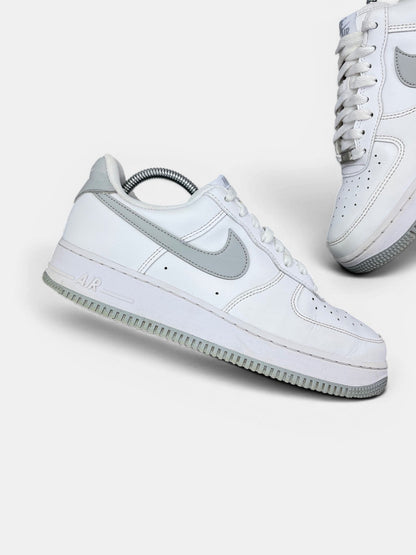 Nike Air Force 1 Low Light Smoke Grey — buty sportowe męskie w bardzo dobrym stanie rozmiar 42, zewnętrzny panel lewego buta