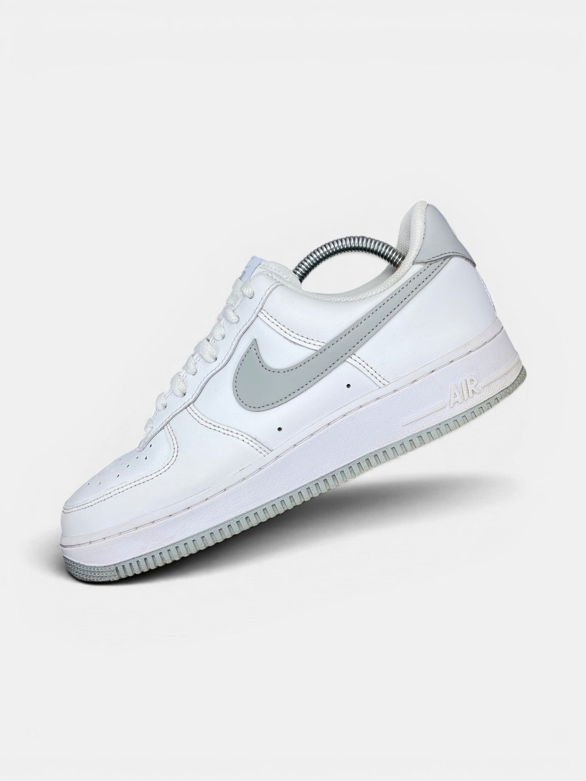 Nike Air Force 1 Low Light Smoke Grey — buty sportowe męskie w bardzo dobrym stanie rozmiar 42, widok z góry na wewnętrzną stronę butów