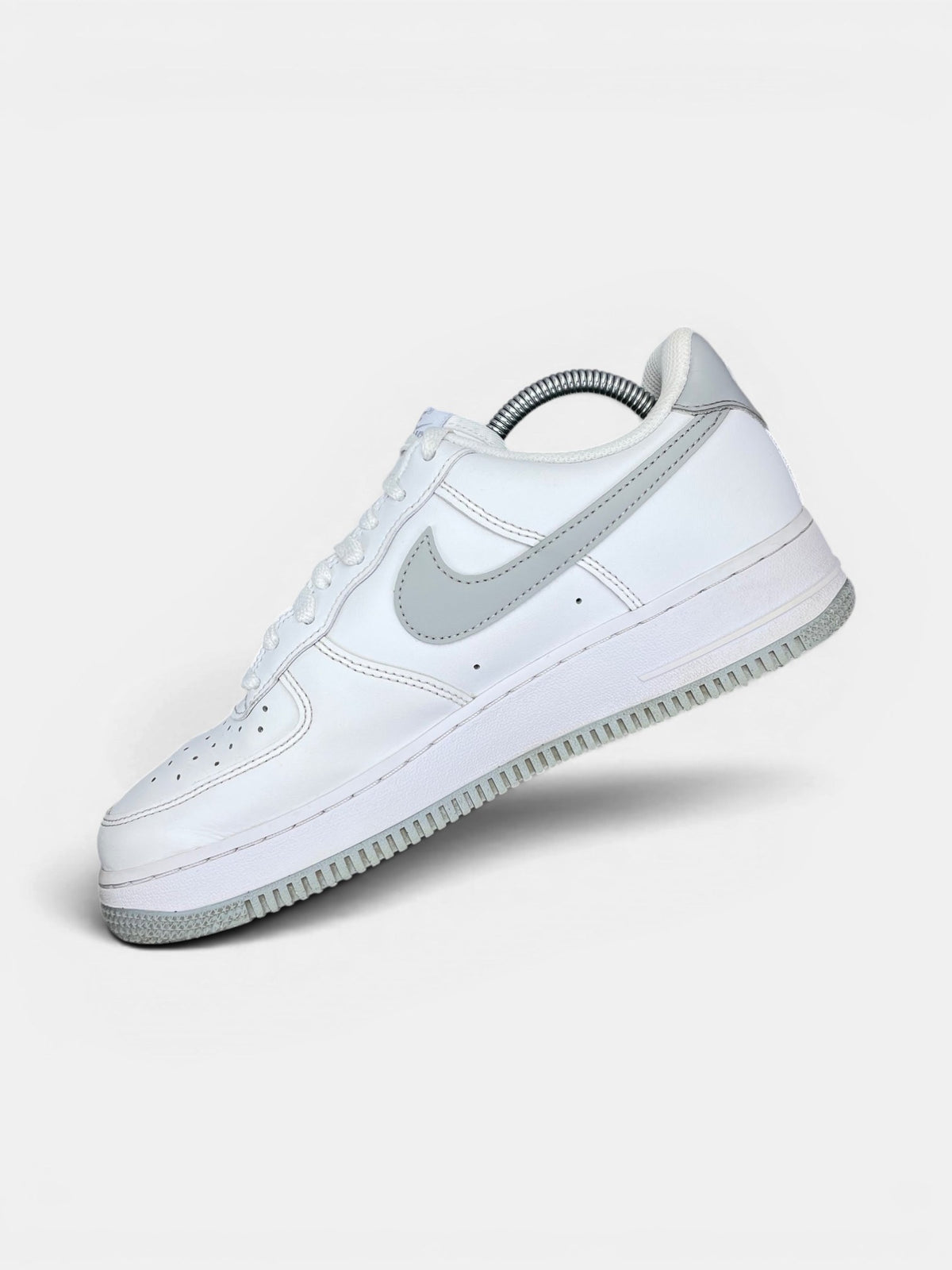 Nike Air Force 1 Low Light Smoke Grey — buty sportowe męskie w bardzo dobrym stanie rozmiar 42, wewnętrzny panel prawego buta