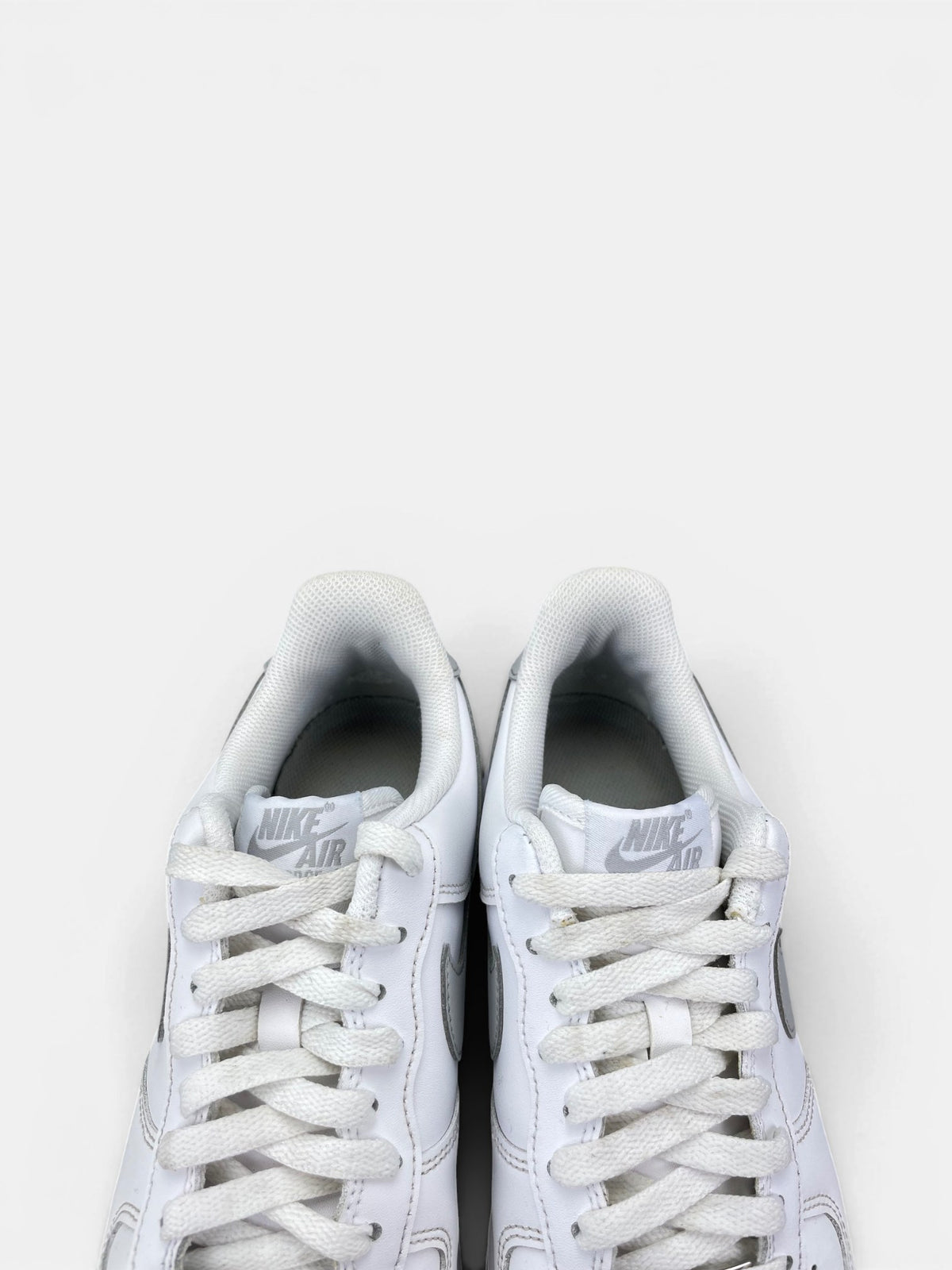 Nike Air Force 1 Low Light Smoke Grey — buty sportowe męskie w bardzo dobrym stanie rozmiar 42, zapiętki butów
