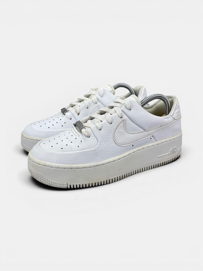 Nike Air Force 1 Sage Low Triple White — buty sportowe damskie w bardzo dobrym stanie rozmiar 38, widok z boku