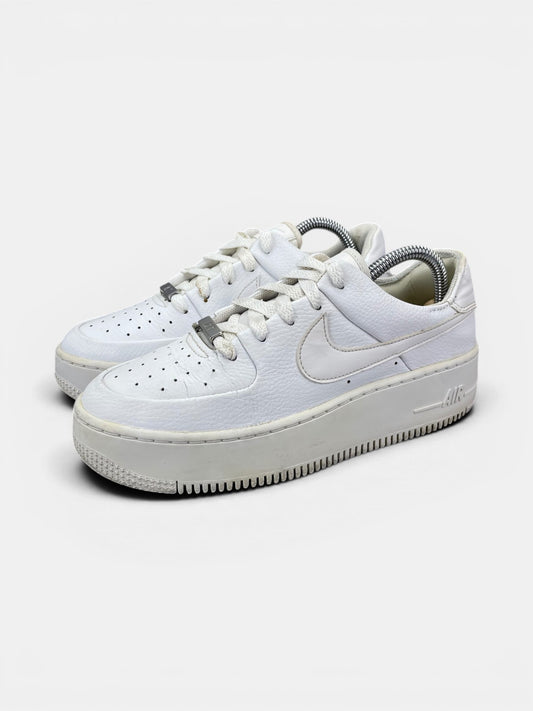 Nike Air Force 1 Sage Low Triple White — buty sportowe damskie w bardzo dobrym stanie rozmiar 38, widok z boku