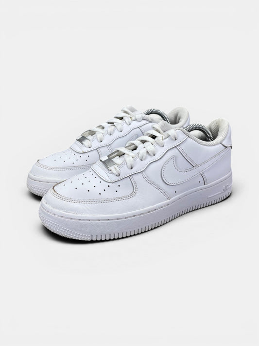 Nike Air Force 1 Low Triple White — buty sportowe damskie w bardzo dobrym stanie rozmiar 38, widok z boku
