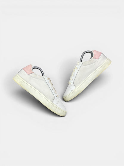 Calvin Klein Sneakers — buty sportowe damskie w bardzo dobrym stanie rozmiar 37, zewnętrzny panel prawego buta
