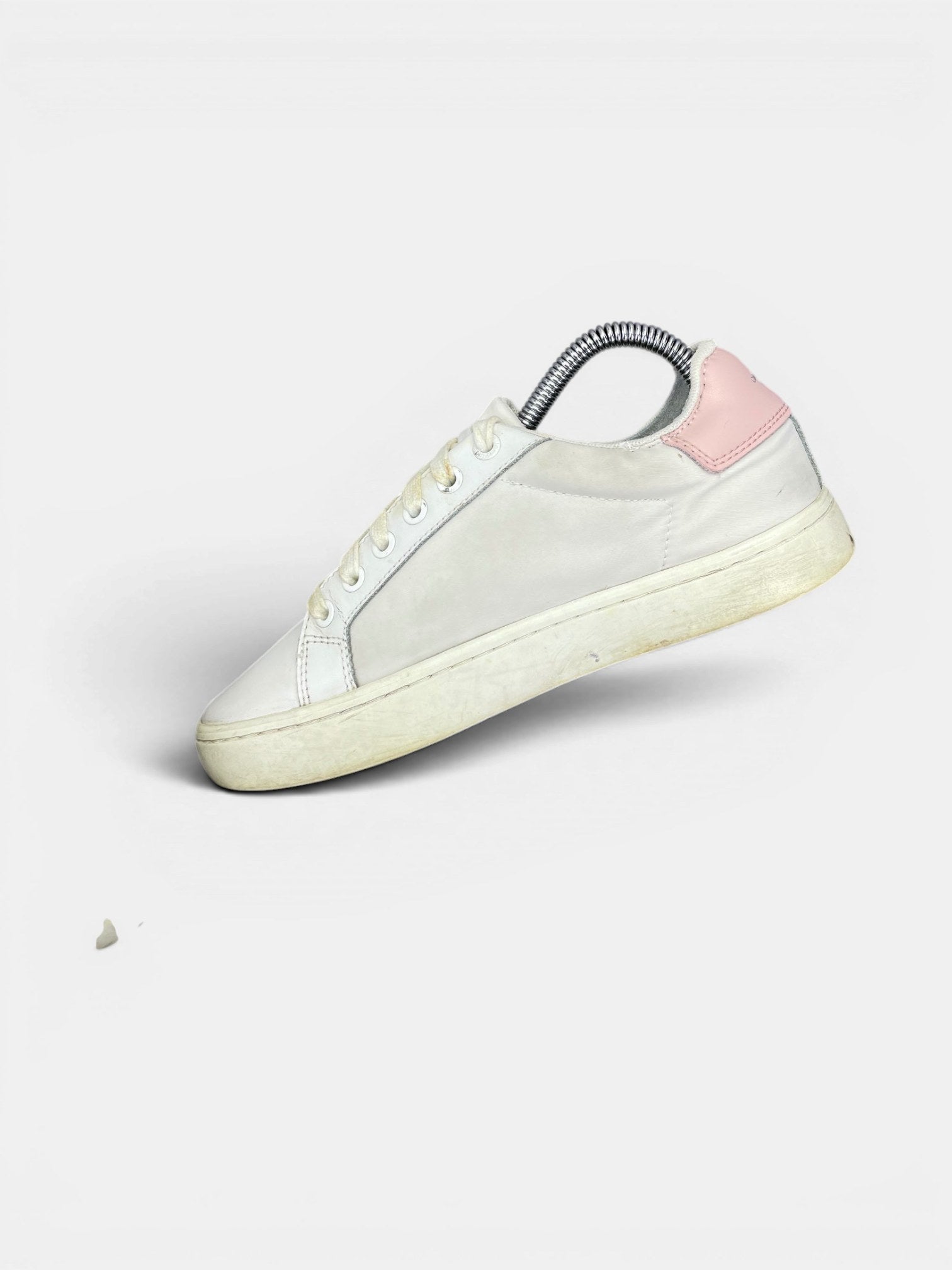 Calvin Klein Sneakers — buty sportowe damskie w bardzo dobrym stanie rozmiar 37, wewnętrzny panel prawego buta