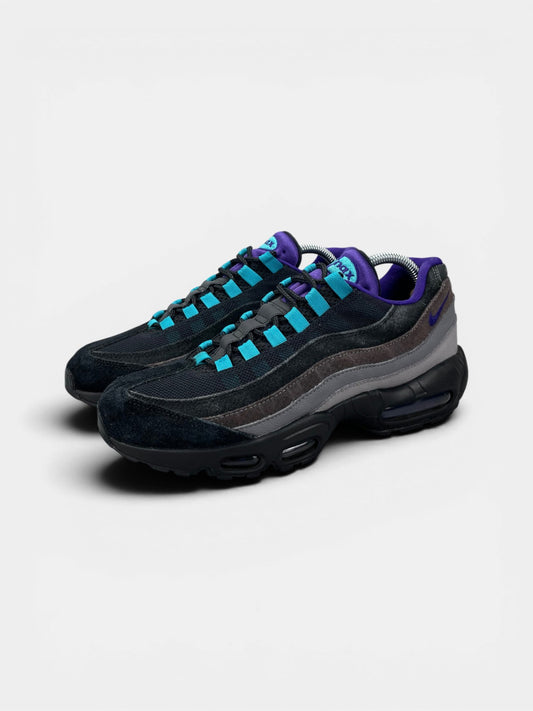 Nike Air Max 95 Black Grape — buty sportowe męskie w bardzo dobrym stanie rozmiar 42, widok z boku