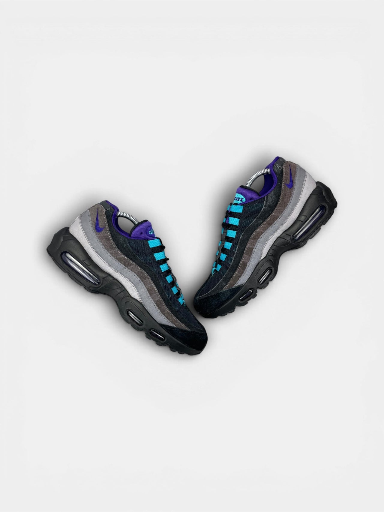 Nike Air Max 95 Black Grape — buty sportowe męskie w bardzo dobrym stanie rozmiar 42, widok z góry na zewnętrzną stronę butów