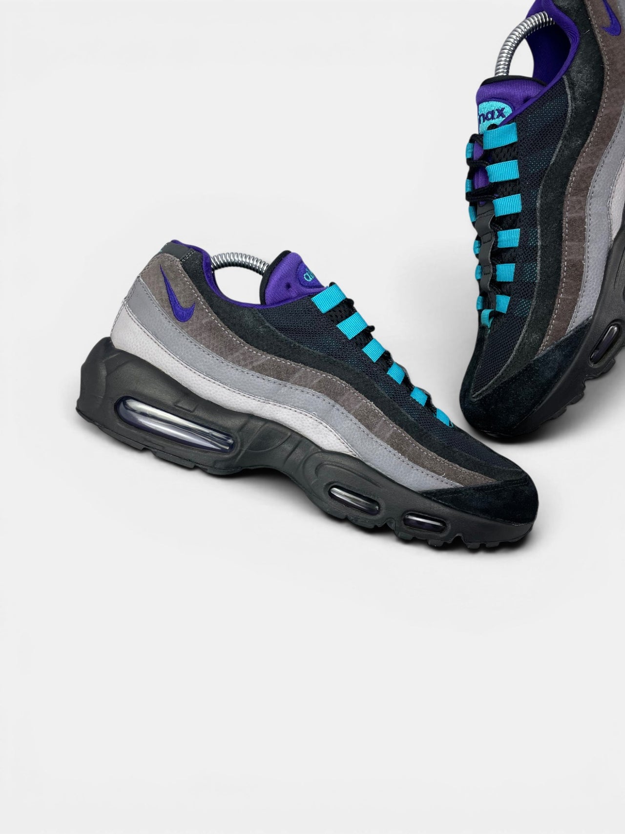 Nike Air Max 95 Black Grape — buty sportowe męskie w bardzo dobrym stanie rozmiar 42, zewnętrzny panel lewego buta
