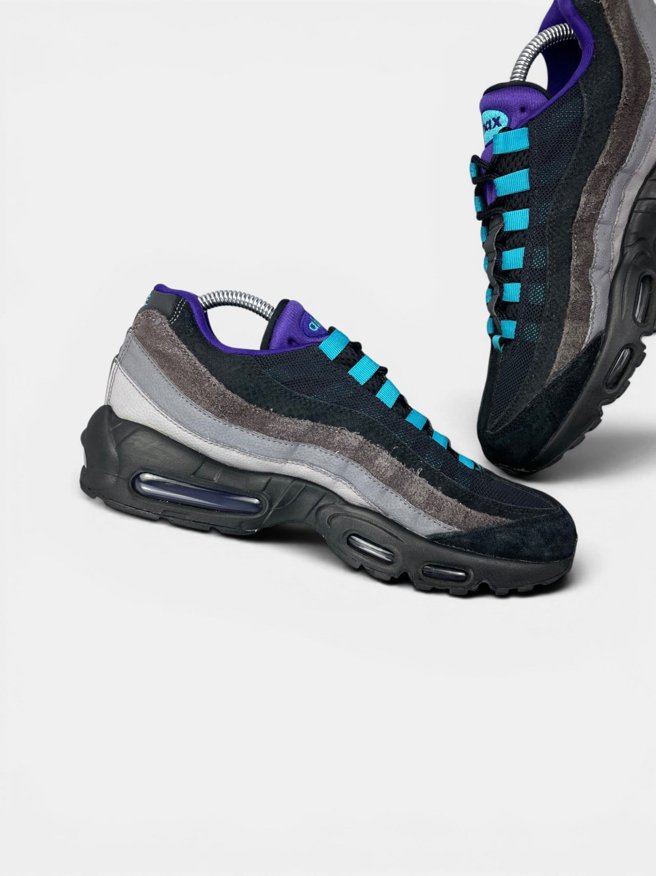 Nike Air Max 95 Black Grape — buty sportowe męskie w bardzo dobrym stanie rozmiar 42, wewnętrzny panel lewego buta