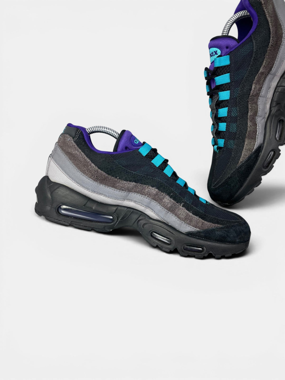 Nike Air Max 95 Black Grape — buty sportowe męskie w bardzo dobrym stanie rozmiar 42, wewnętrzny panel lewego buta