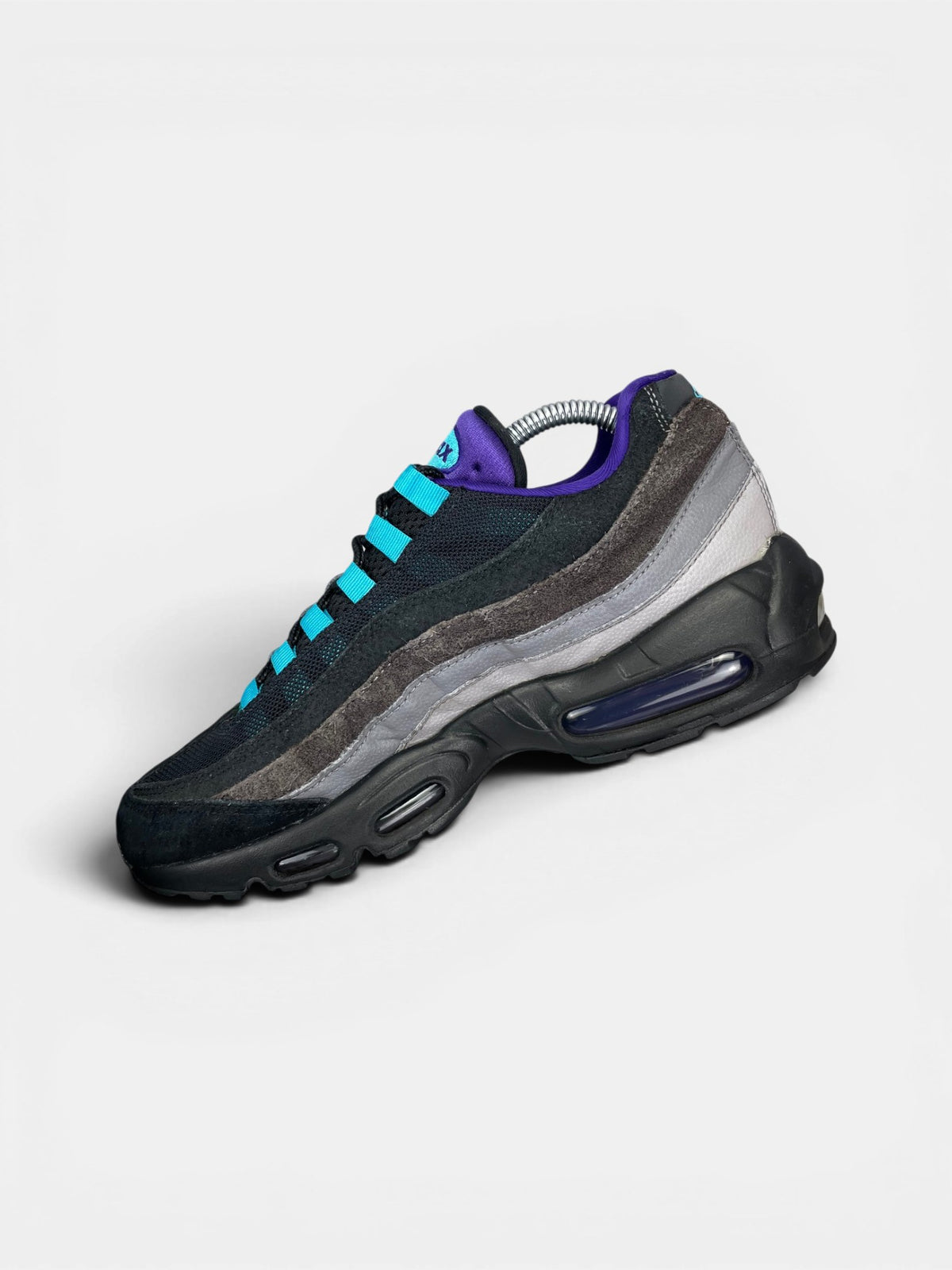 Nike Air Max 95 Black Grape — buty sportowe męskie w bardzo dobrym stanie rozmiar 42, wewnętrzny panel prawego buta