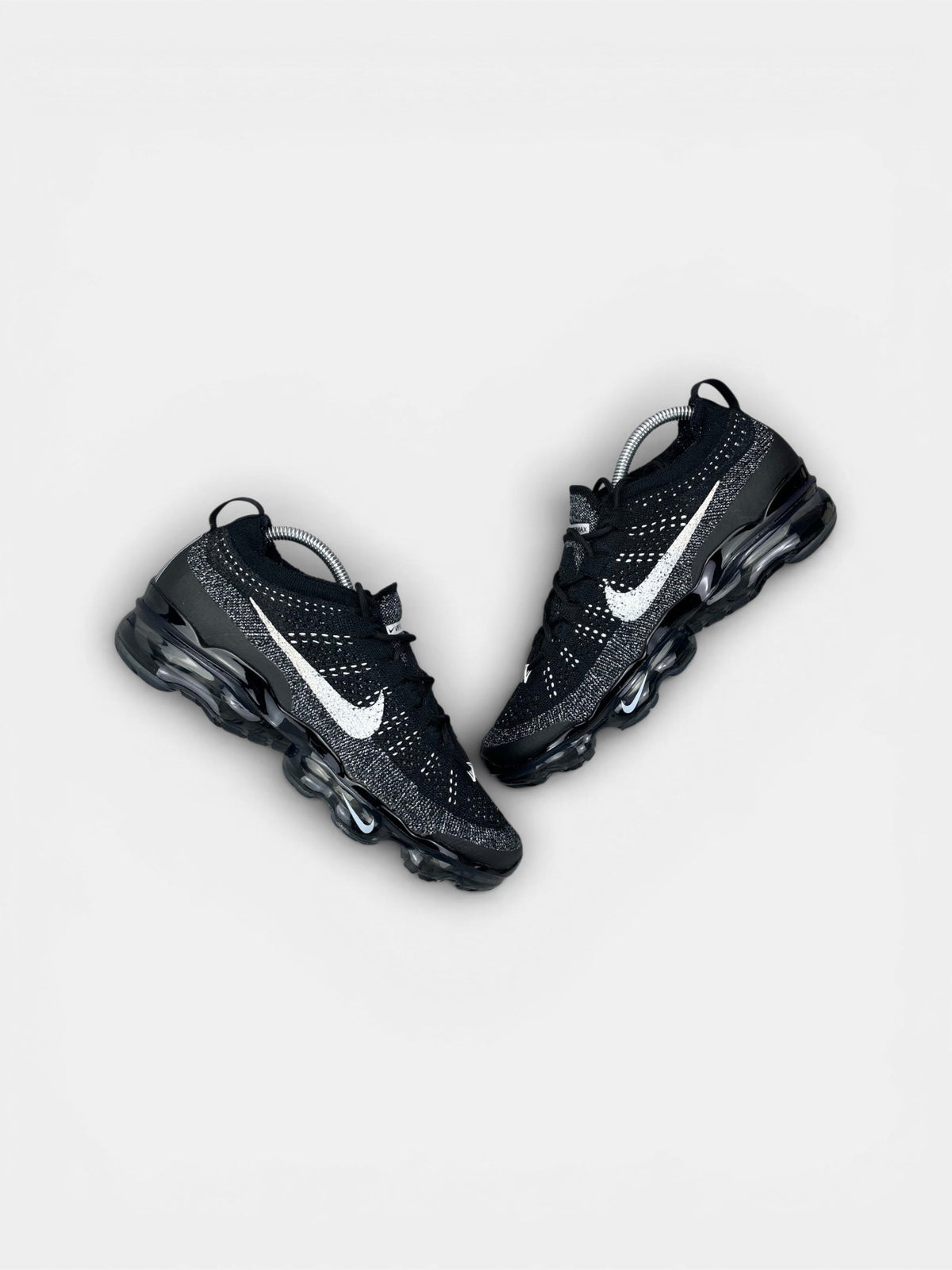 Nike Air VaporMax 2023 Flyknit Oreo — buty sportowe męskie w bardzo dobrym stanie rozmiar 41, widok z góry na zewnętrzną stronę butów