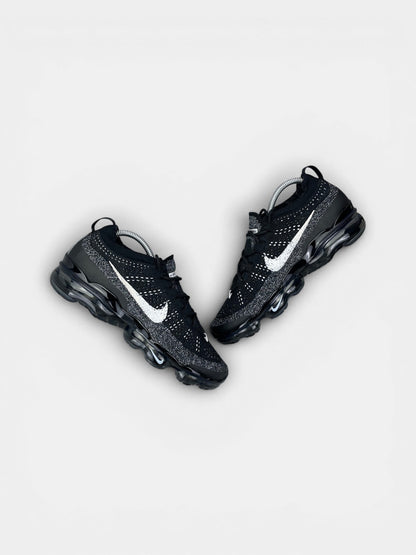 Nike Air VaporMax 2023 Flyknit Oreo — buty sportowe męskie w bardzo dobrym stanie rozmiar 41, widok z góry na zewnętrzną stronę butów