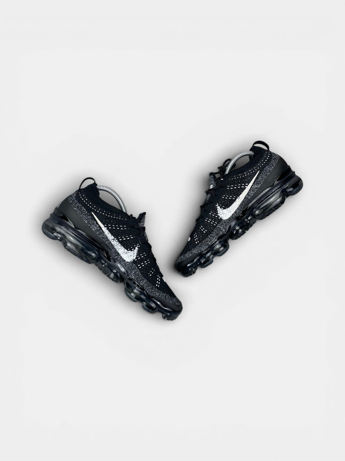 Nike Air VaporMax 2023 Flyknit Oreo — buty sportowe męskie w bardzo dobrym stanie rozmiar 41, zewnętrzny panel prawego buta