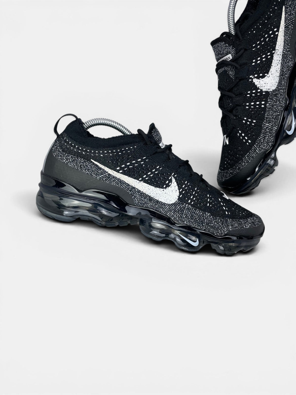Nike Air VaporMax 2023 Flyknit Oreo — buty sportowe męskie w bardzo dobrym stanie rozmiar 41, zewnętrzny panel lewego buta