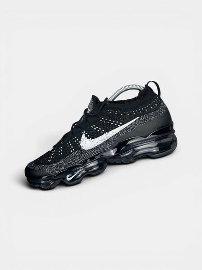 Nike Air VaporMax 2023 Flyknit Oreo — buty sportowe męskie w bardzo dobrym stanie rozmiar 41, widok z góry na wewnętrzną stronę butów