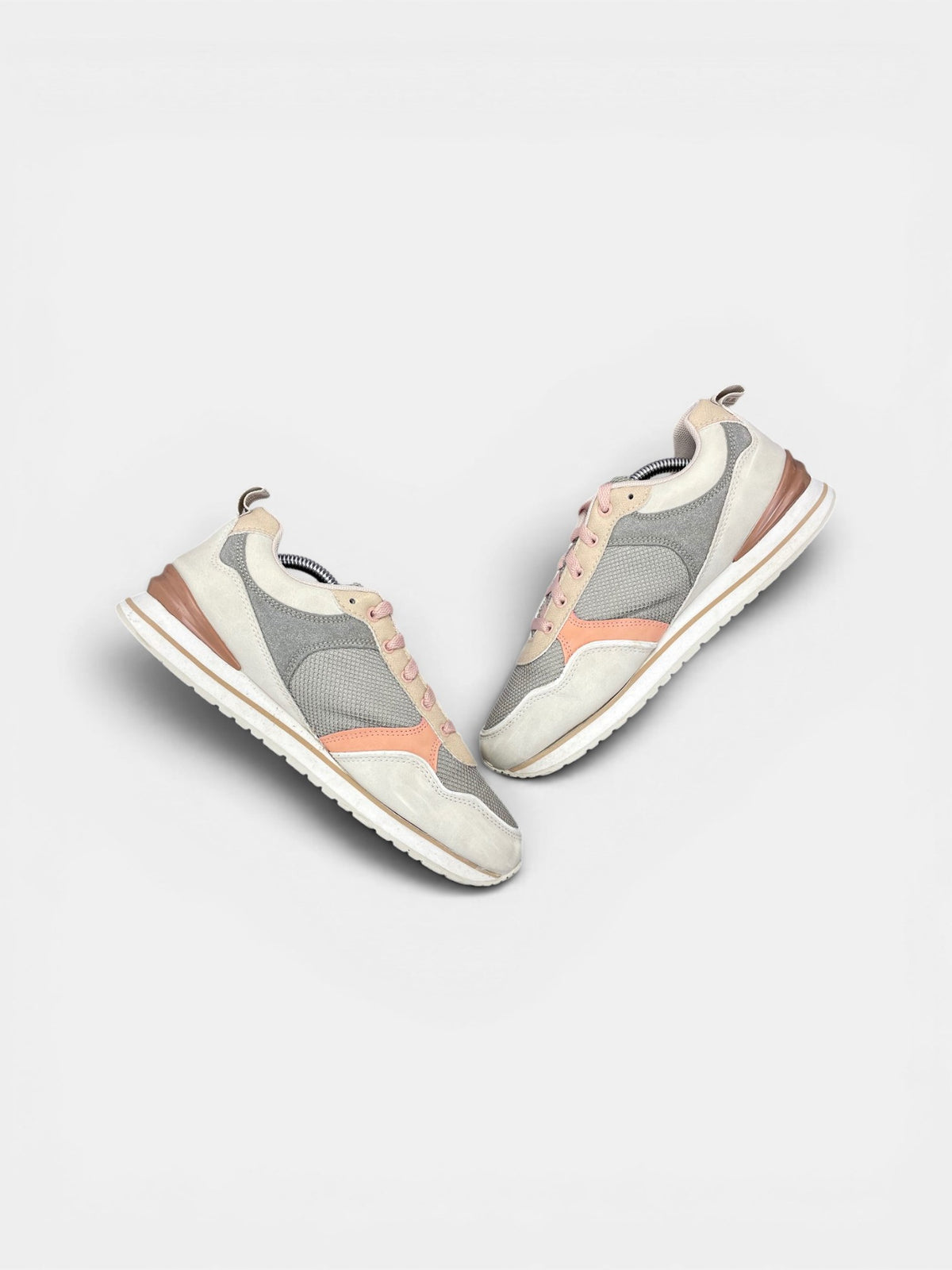 Xti Sneakers — buty sportowe damskie w bardzo dobrym stanie rozmiar 39, zewnętrzny panel prawego buta