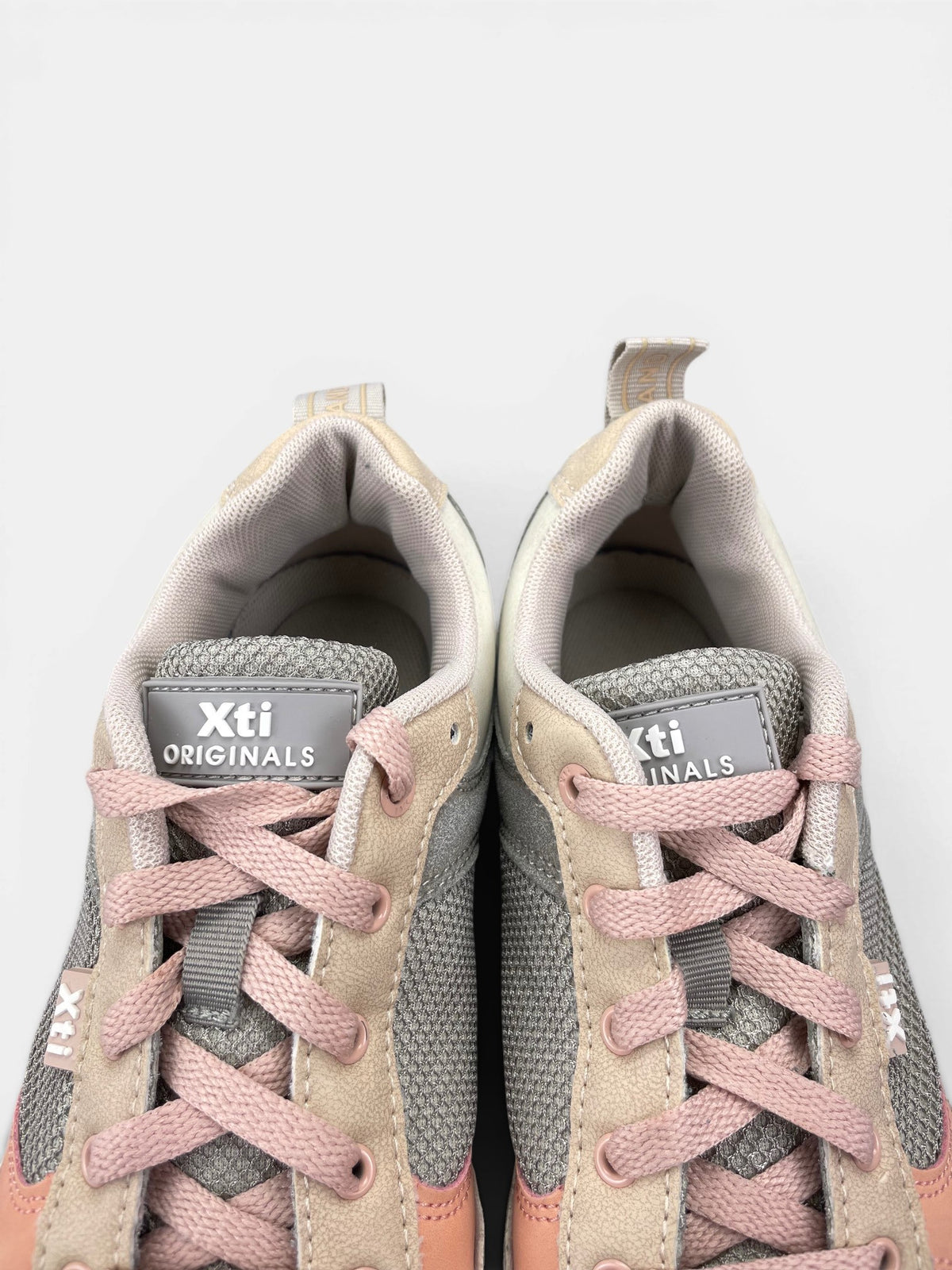 Xti Sneakers — buty sportowe damskie w bardzo dobrym stanie rozmiar 39, zapiętki butów