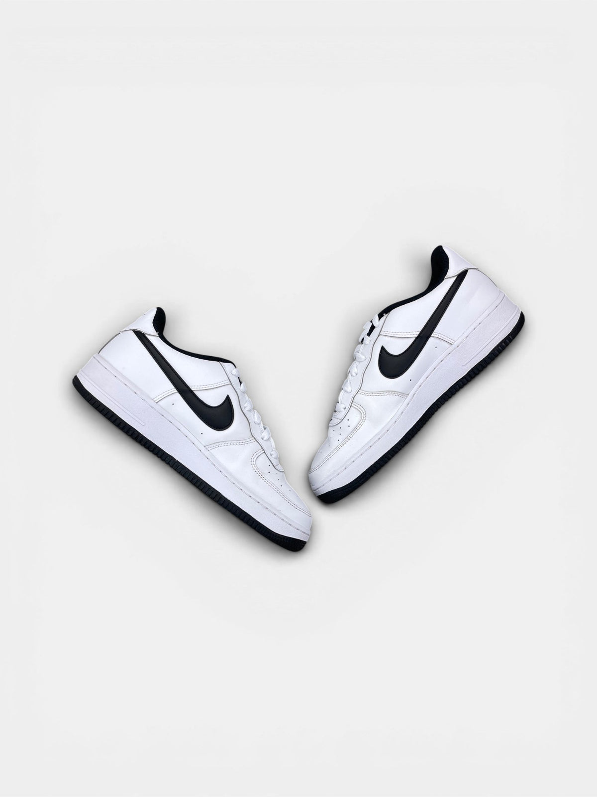 Nike Air Force 1 LV8 3 — buty sportowe damskie w bardzo dobrym stanie rozmiar 40, zewnętrzny panel prawego buta