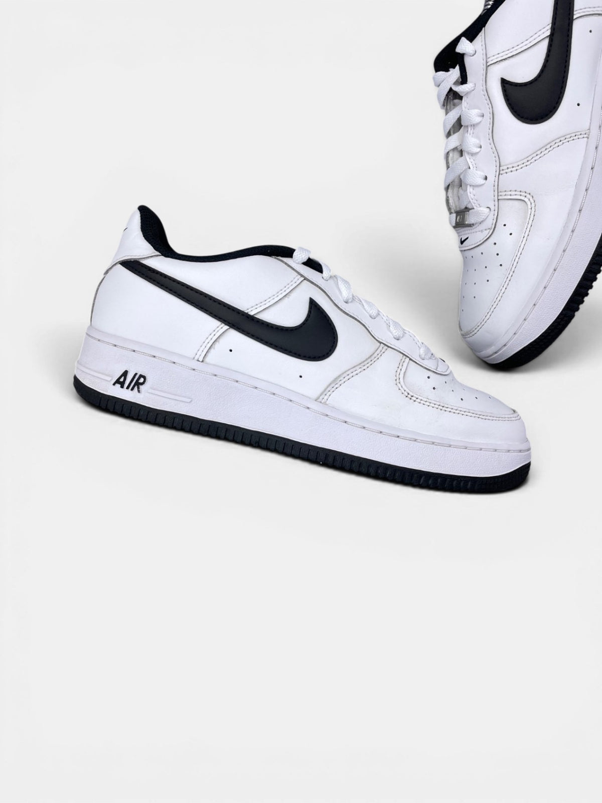 Nike Air Force 1 LV8 3 — buty sportowe damskie w bardzo dobrym stanie rozmiar 40, zewnętrzny panel lewego buta