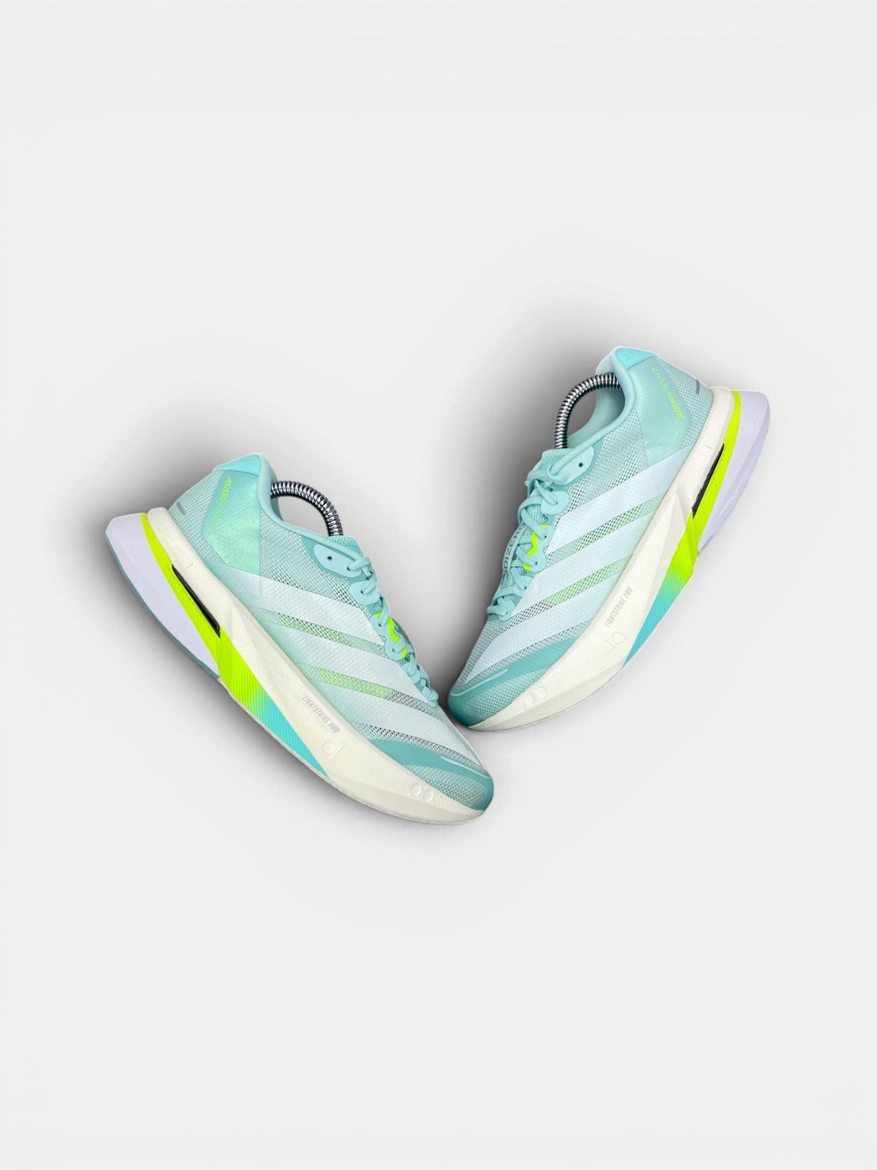Adidas Adizero Boston 13 — buty sportowe damskie w bardzo dobrym stanie rozmiar 38 2/3, widok z góry na zewnętrzną stronę butów