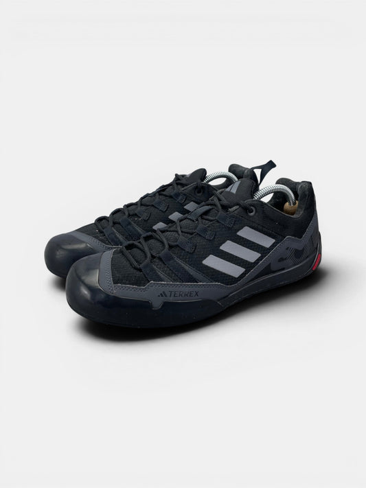 Adidas Terrex Swift Solo 2.0 Core Black — buty sportowe męskie w bardzo dobrym stanie rozmiar 43 1/3, widok z boku
