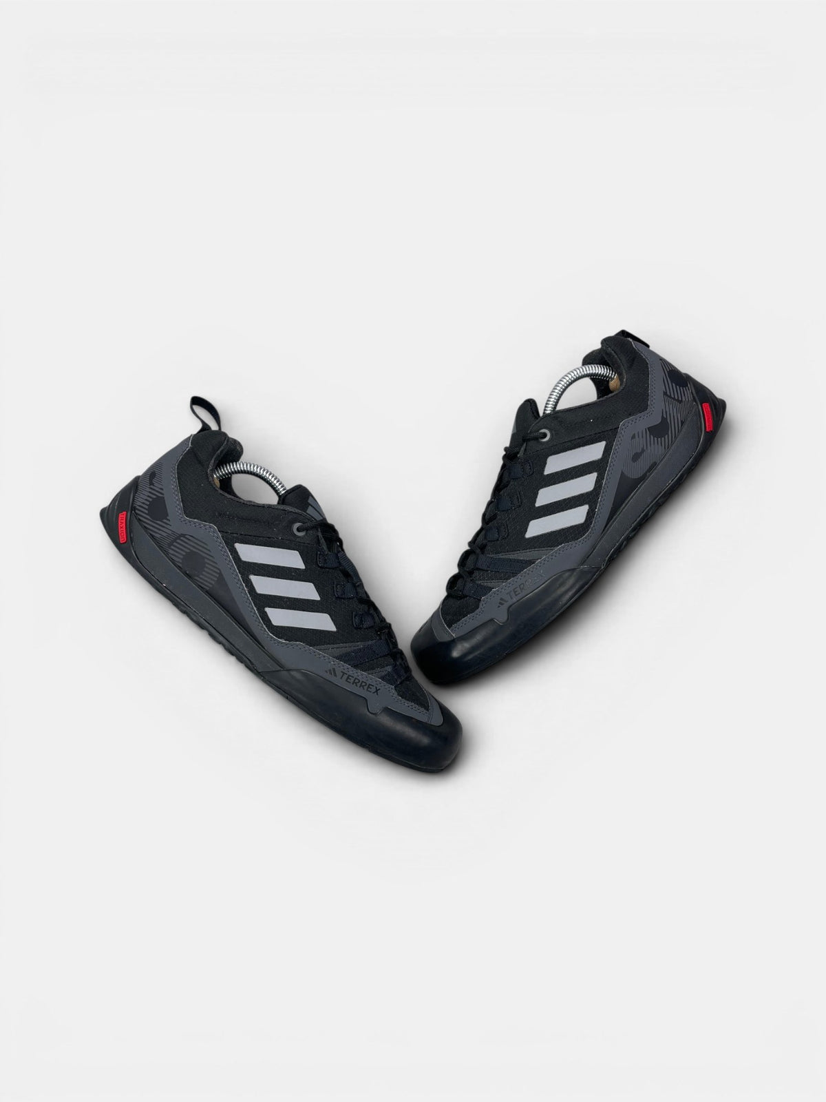 Adidas Terrex Swift Solo 2.0 Core Black — buty sportowe męskie w bardzo dobrym stanie rozmiar 43 1/3, widok z góry na zewnętrzną stronę butów