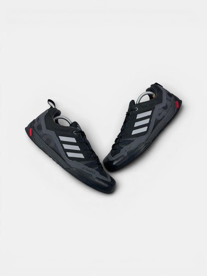 Adidas Terrex Swift Solo 2.0 Core Black — buty sportowe męskie w bardzo dobrym stanie rozmiar 43 1/3, widok z góry na zewnętrzną stronę butów