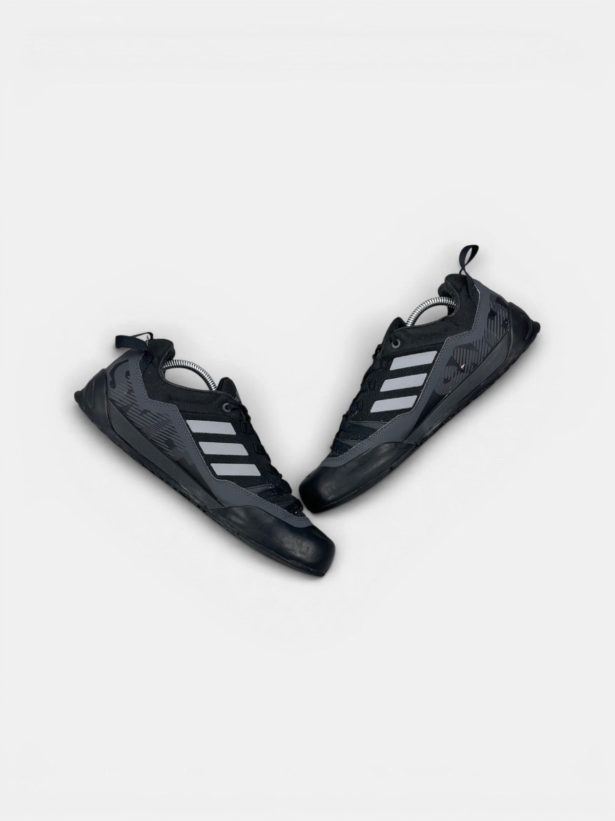 Adidas Terrex Swift Solo 2.0 Core Black — buty sportowe męskie w bardzo dobrym stanie rozmiar 43 1/3, zewnętrzny panel prawego buta