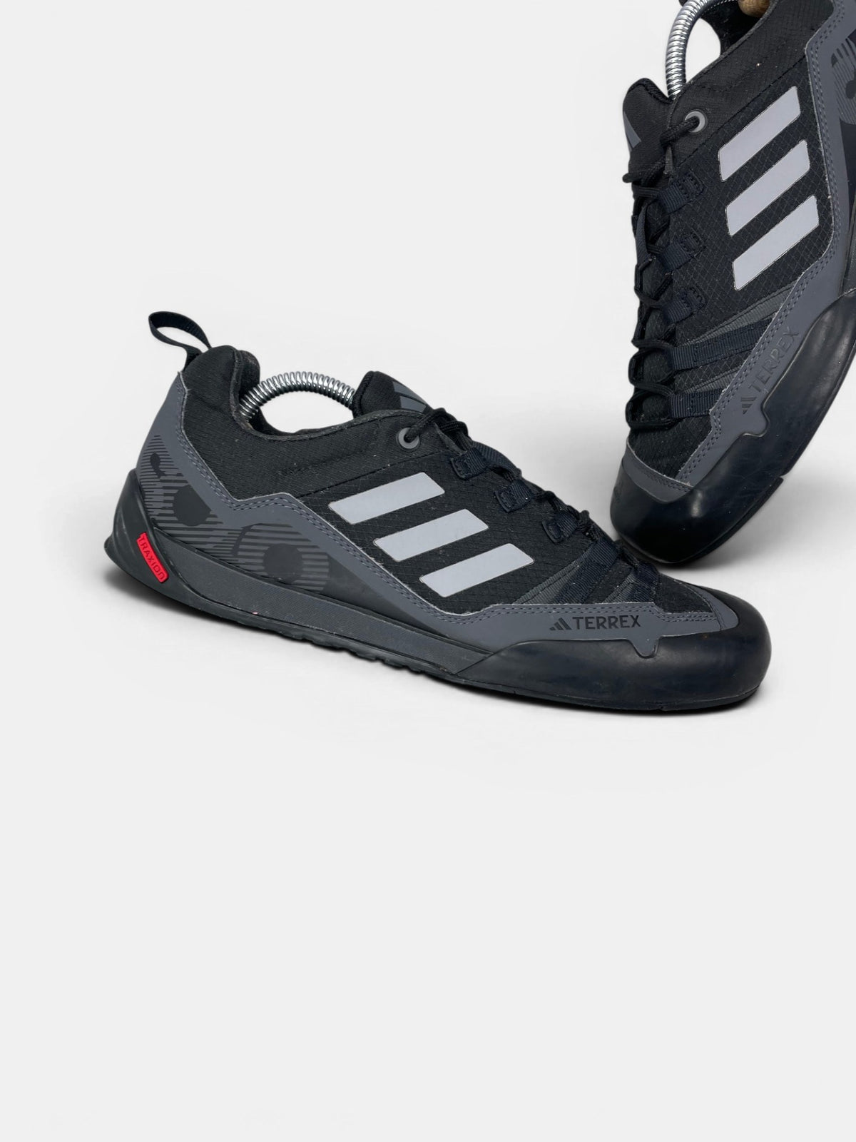 Adidas Terrex Swift Solo 2.0 Core Black — buty sportowe męskie w bardzo dobrym stanie rozmiar 43 1/3, zewnętrzny panel lewego buta