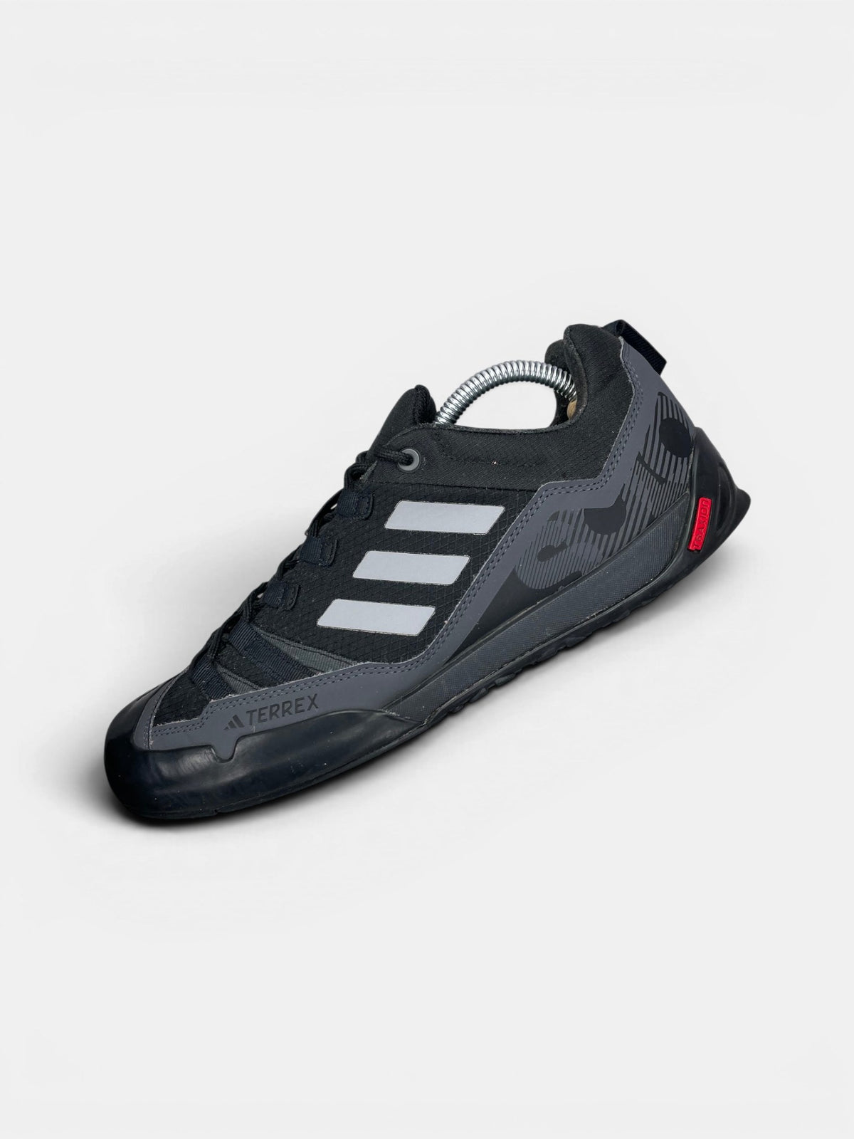 Adidas Terrex Swift Solo 2.0 Core Black — buty sportowe męskie w bardzo dobrym stanie rozmiar 43 1/3, widok z góry na wewnętrzną stronę butów