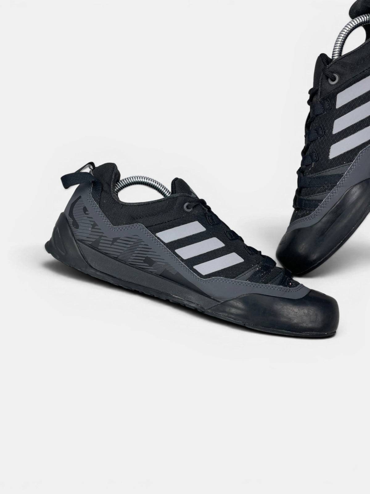Adidas Terrex Swift Solo 2.0 Core Black — buty sportowe męskie w bardzo dobrym stanie rozmiar 43 1/3, wewnętrzny panel lewego buta
