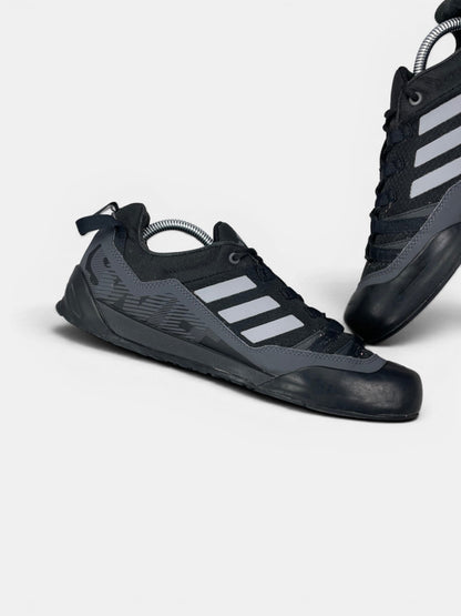 Adidas Terrex Swift Solo 2.0 Core Black — buty sportowe męskie w bardzo dobrym stanie rozmiar 43 1/3, wewnętrzny panel lewego buta