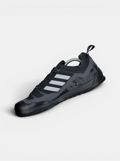 Adidas Terrex Swift Solo 2.0 Core Black — buty sportowe męskie w bardzo dobrym stanie rozmiar 43 1/3, wewnętrzny panel prawego buta