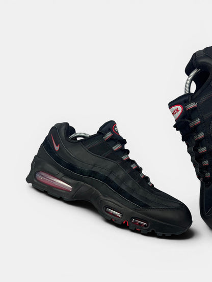Nike Air Max 95 Racing Pack — buty sportowe męskie w dobrym stanie rozmiar 44, zewnętrzny panel prawego buta