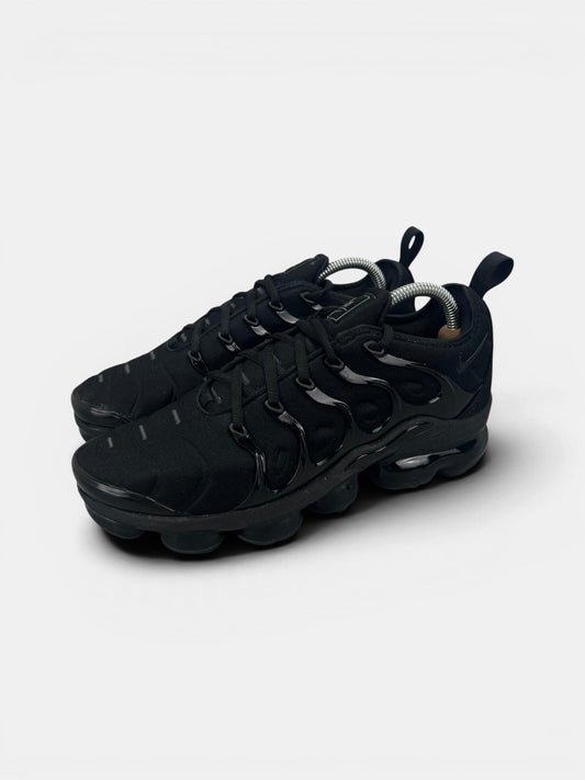 Nike Air VaporMax Plus Triple Black — buty sportowe męskie w bardzo dobrym stanie rozmiar 41, widok z boku
