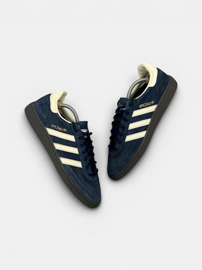 Adidas Spezial Night Indigo — buty sportowe męskie w bardzo dobrym stanie rozmiar 42 2/3, widok z góry na zewnętrzną stronę butów