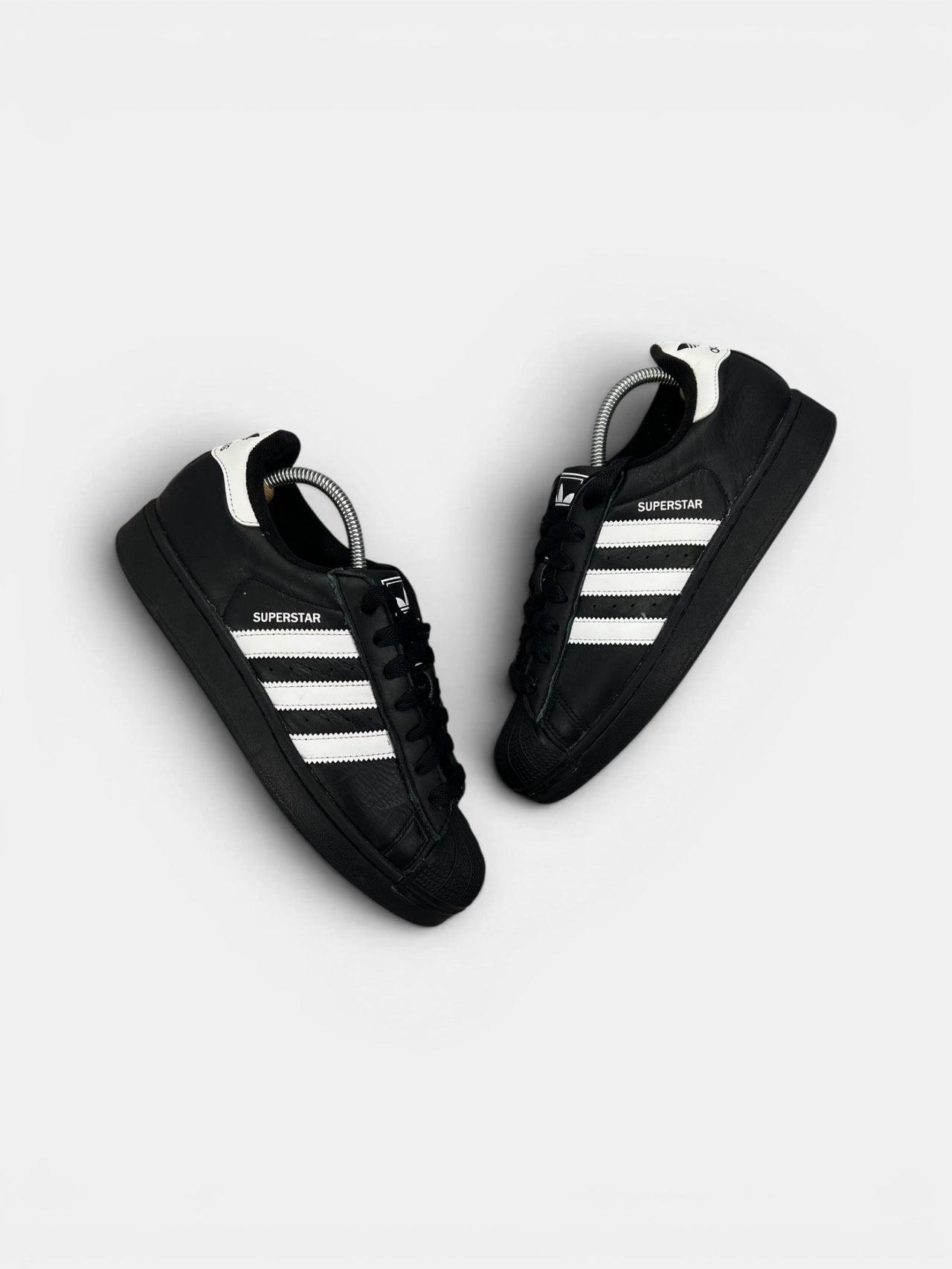 Adidas Superstar II Black White — buty sportowe męskie w bardzo dobrym stanie rozmiar 41 1/3, widok z góry na zewnętrzną stronę butów