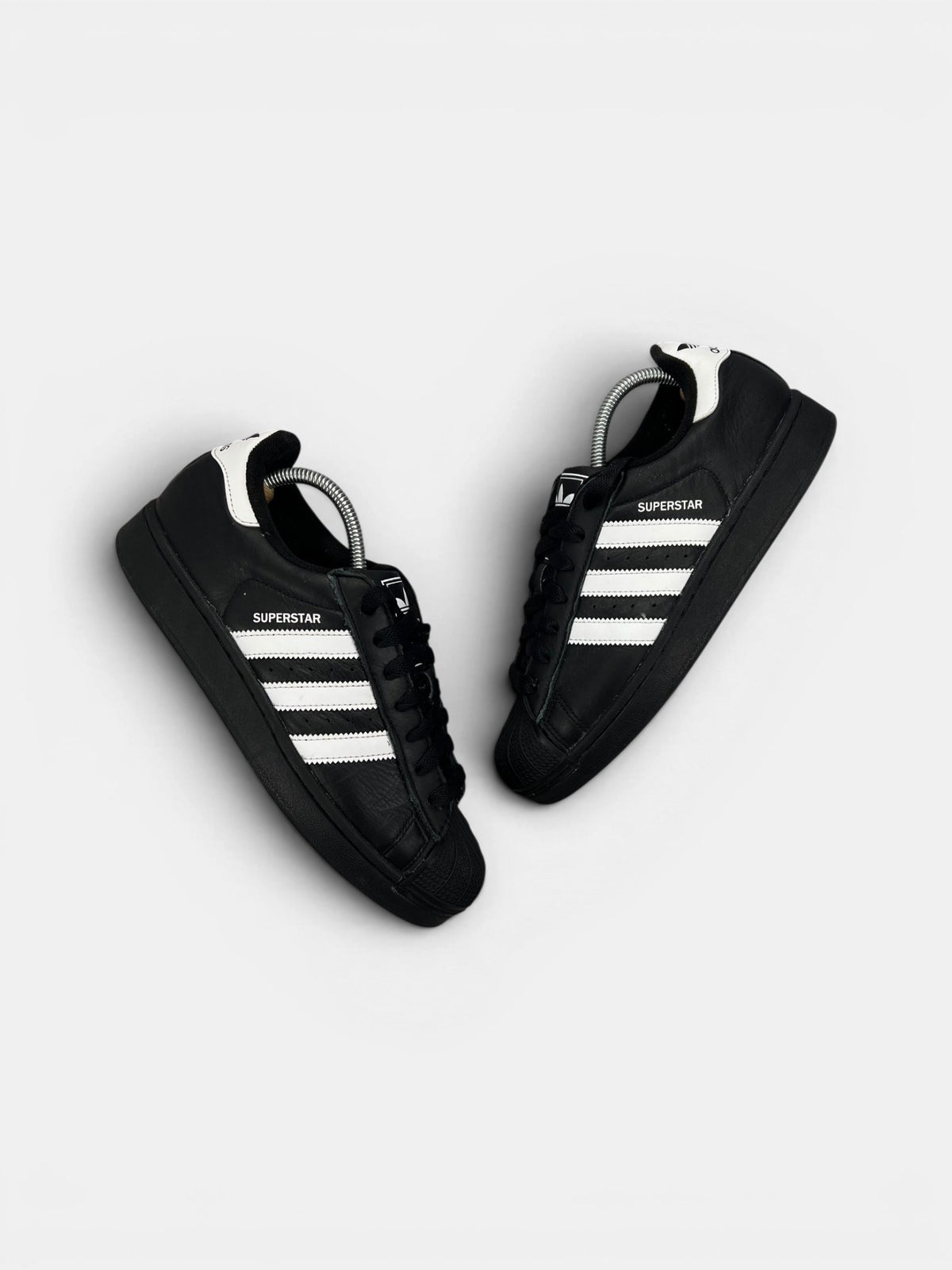 Adidas Superstar II Black White — buty sportowe męskie w bardzo dobrym stanie rozmiar 41 1/3, widok z góry na zewnętrzną stronę butów