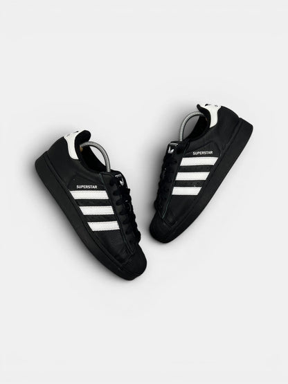 Adidas Superstar II Black White — buty sportowe męskie w bardzo dobrym stanie rozmiar 41 1/3, widok z góry na zewnętrzną stronę butów