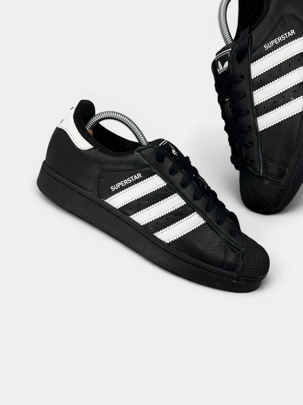 Adidas Superstar II Black White — buty sportowe męskie w bardzo dobrym stanie rozmiar 41 1/3, zewnętrzny panel prawego buta