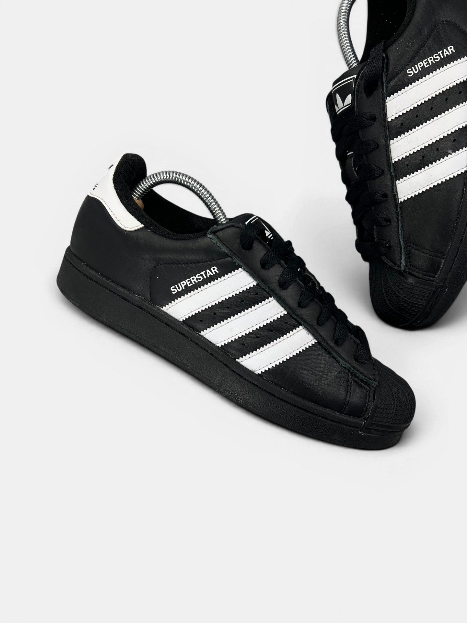 Adidas Superstar II Black White — buty sportowe męskie w bardzo dobrym stanie rozmiar 41 1/3, zewnętrzny panel prawego buta