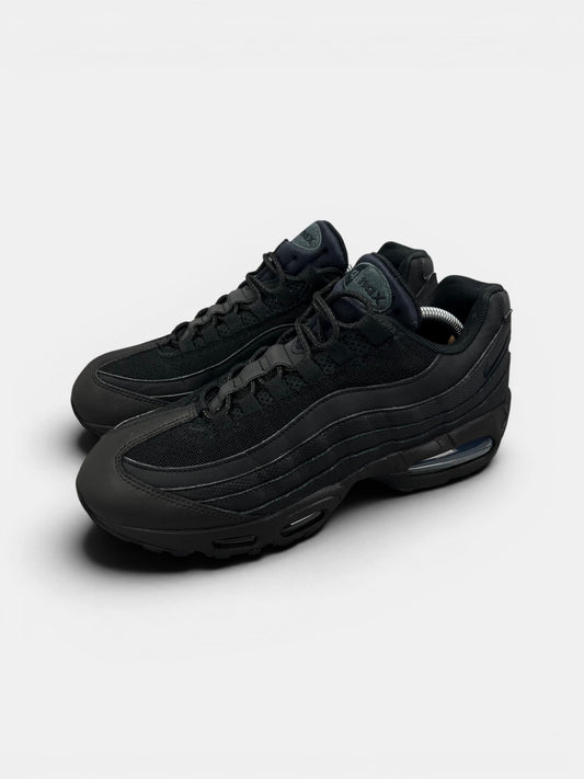 Nike Air Max 95 OG Black — buty sportowe męskie w bardzo dobrym stanie rozmiar 44, widok z boku