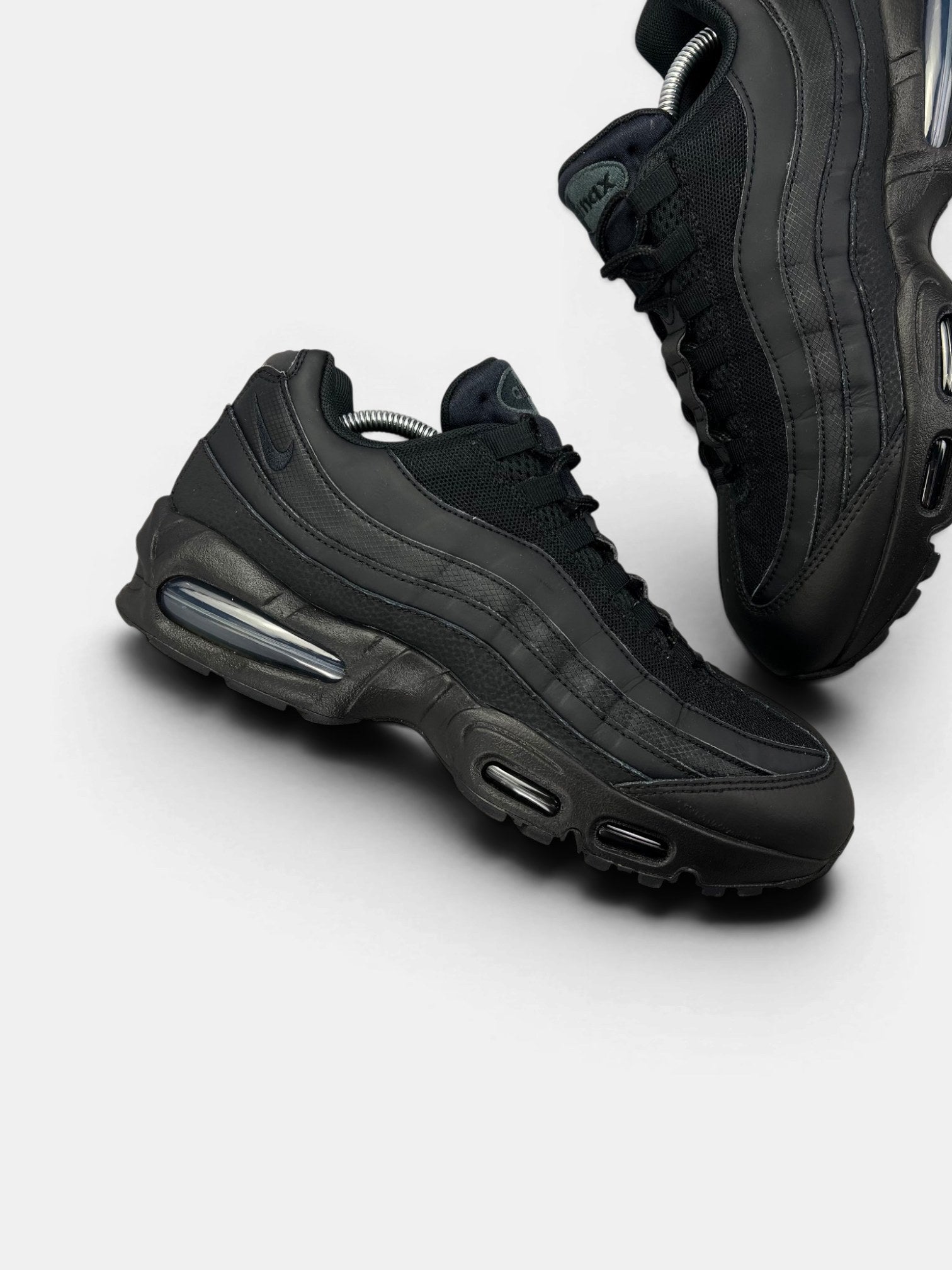 Nike Air Max 95 OG Black — buty sportowe męskie w bardzo dobrym stanie rozmiar 44, zewnętrzny panel prawego buta