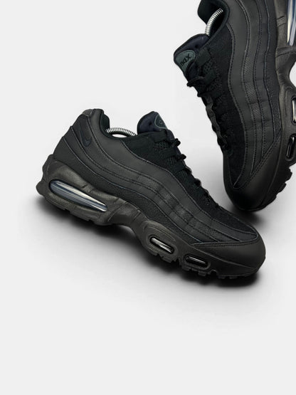 Nike Air Max 95 OG Black — buty sportowe męskie w bardzo dobrym stanie rozmiar 44, zewnętrzny panel prawego buta
